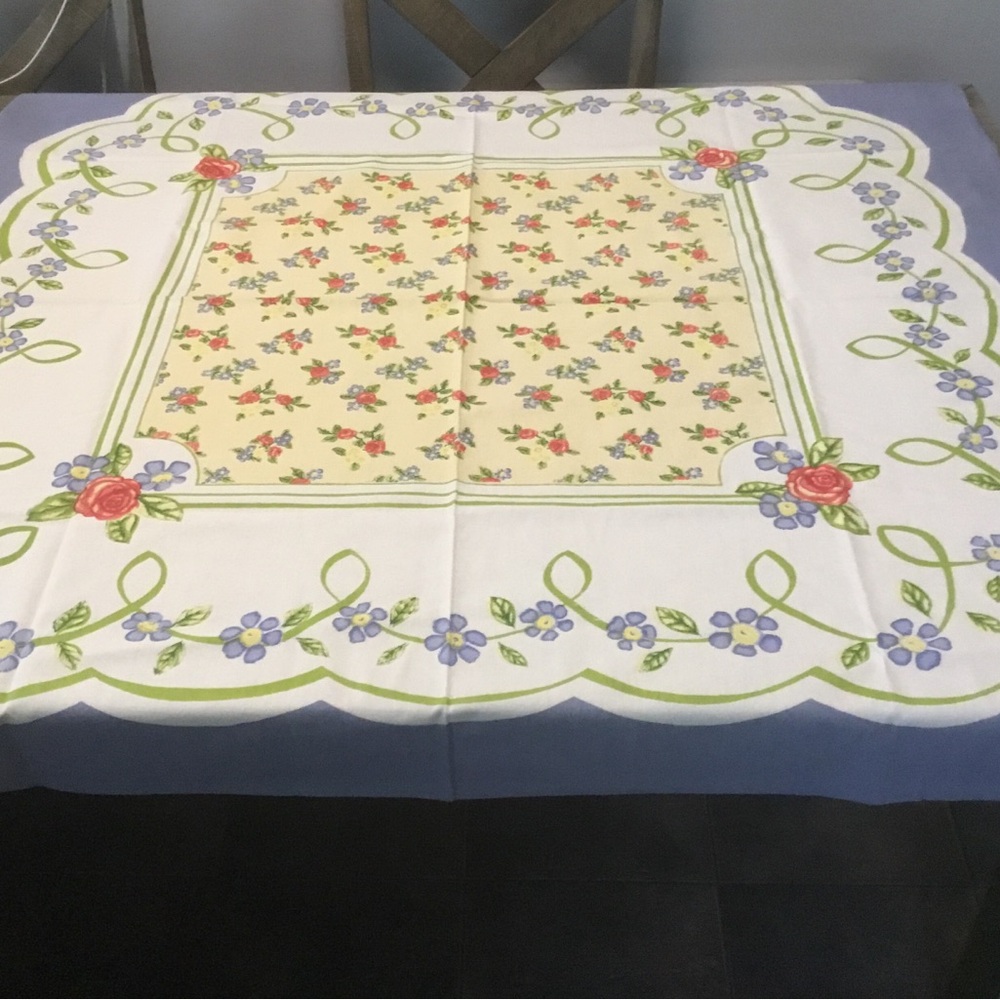 Poppyville Floral Printed Tablecloth in White, Yellow, Periwinkle BB& B 2006 NWT